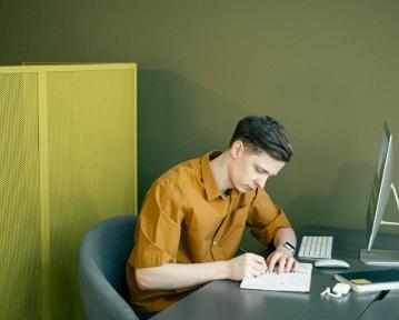 Hur man strukturerar ett CV: CV-formatguide för 2025