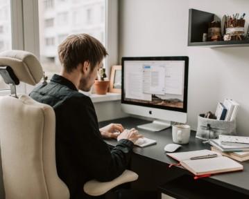 Hur skriver man ett perfekt CV? Steg & Svenska Exempel