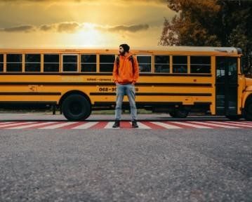 Hur man skriver ett CV för skolavslutning (mall för 2025)